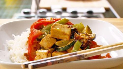 Tofu aux légumes avec sauce aux arachides de Celui | Photo de Celui