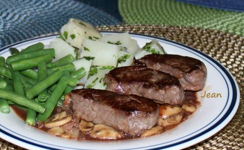 Filet de cerf rouge, sauce au porto a l'infusion de graines et de baies de Nell | Photo de Nell