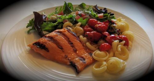 Pavés de truite bbq et pâtes aux tomates cerises de Messidor | Photo de Messidor