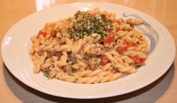 Penne dans une sauce crèmeuse avec saucisses italiennes de Mari12 | Photo de Mireille