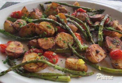 Pommes de terre, asperges printanières et tomates cerises cuites au four de Beaubarbu | Photo de Beaubarbu