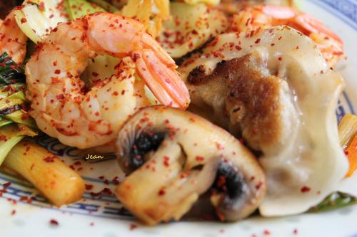 Sauté de crevettes et raviolis thaïlandais au kimchi. de Nell | Photo de Nell