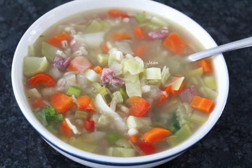 Soupe aux légumes, orge et jambon de Nell | Photo de Nell