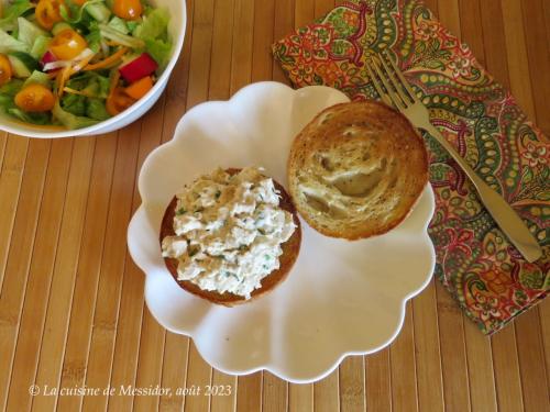 V 64 - burgers au poulet cuit sur pains-croissants + de Messidor | Photo de Messidor