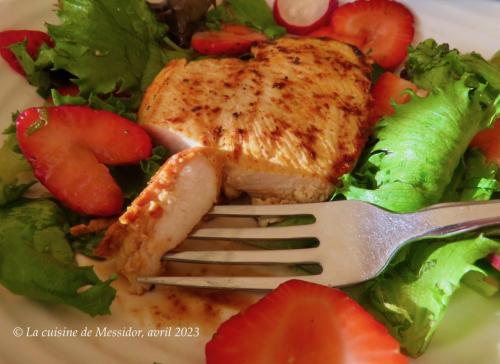 Escalopes de poulet grillées sur salade de fraises + de Messidor | Photo de Messidor