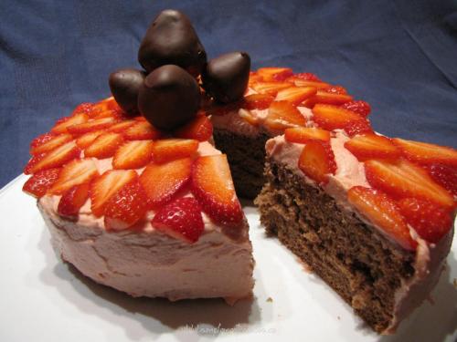 Gâteau éponge au chocolat et glaçage aux fraises de Simplement Recettes | Photo de PassionRecettes