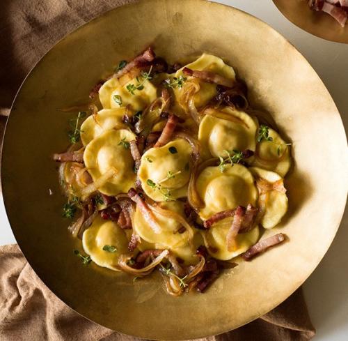 Raviolis poulet et ail rôti aux oignons caramélisés, au bacon et au thym | Photo de PassionRecettes