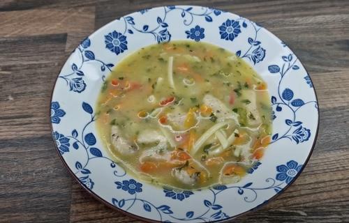 Soupe au chou frisé, nouille au oeuf et poulet de Greywolf | Photo de Greywolf