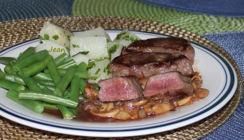 Filet de cerf rouge, sauce au porto a l'infusion de graines et de baies de Nell | Photo de Nell