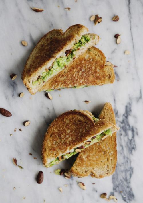 Grilled cheese aux amandes, au brocoli, au citron & au cheddar de Celui | Photo de Celui