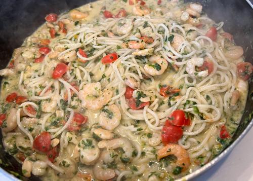 Pâtes aux crevettes, épinards, tomates cerises et sauce au yogourt de Mireille | Photo de Mireille