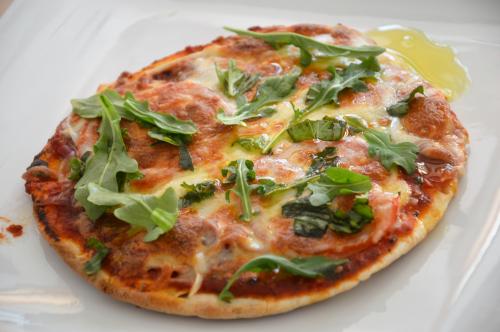 Pizza prosciutto, fromage et roquette de Mireille | Photo de Mireille