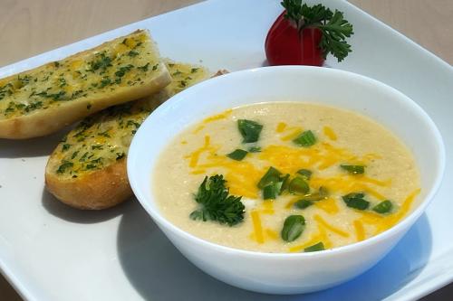 Soupe de chou-fleur rôti au cheddar et à l'ail à l'instant pot | Photo de Mireille