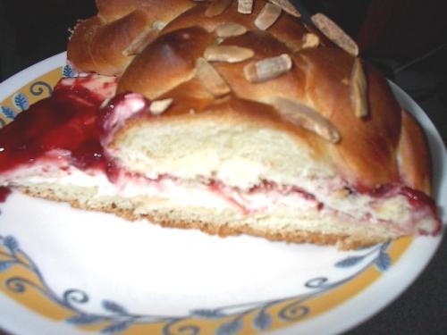 Couronne à la confiture et au fromage à la crème au robot boulanger de Selene | Photo de Selene