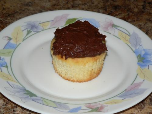 Petits gâteaux à la vanille et glaçage au chocolat de sara de Baddy | Photo de Baddy