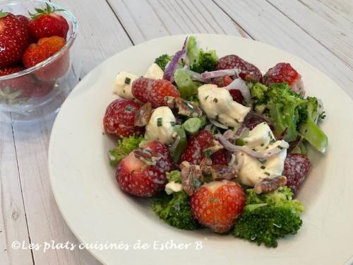 Salade de brocoli et fraises, sauce crémeuse de Estherb | Photo de Estherb