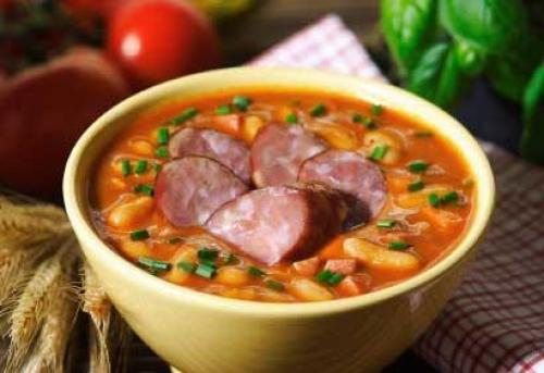 Soupe minestrone à la saucisse de Celui | Photo de Celui