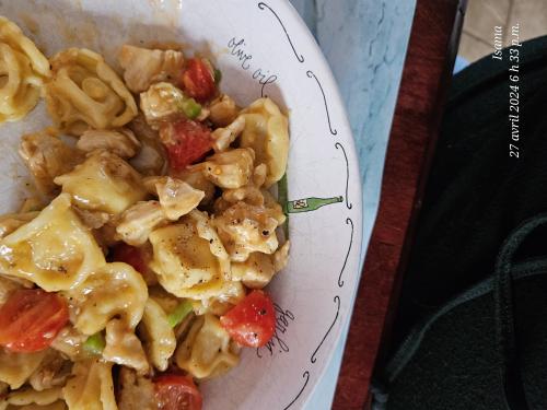 Tortellini au bacon, fromage avec sauce au poulet de Isama | Photo de Isama