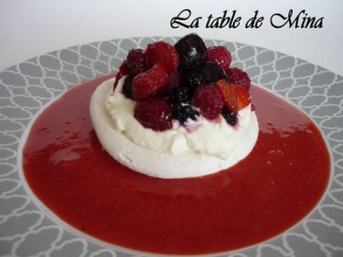 Pavlova aux fruits rouges et coulis de fraises de Mamina13 | Photo de Mamina13