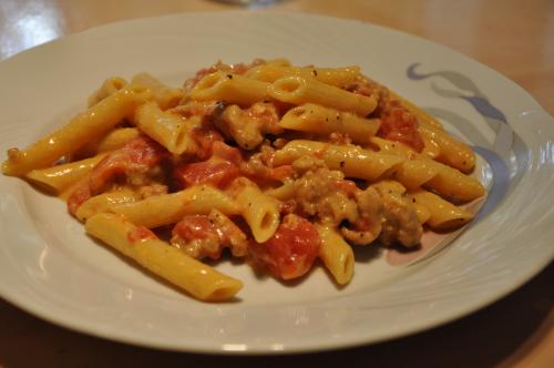 Pennes au fromage, tomates et saucisses italiennes de Mireille | Photo de Mireille