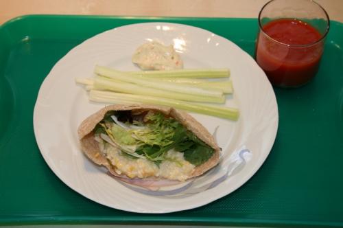 Pita à la salade de poulet et pêches de Mireille | Photo de Mireille