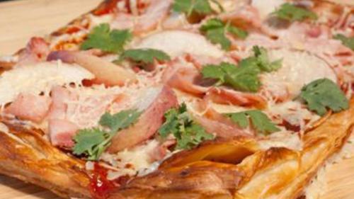 Pizza feuilletée au jambon et aux pêches à la sauce barbecue de Celui | Photo de Celui