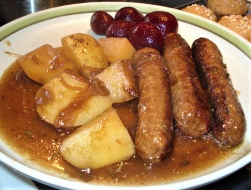 Saucisses au vin rouge et aux oignons caramélisés | Photo de PassionRecettes