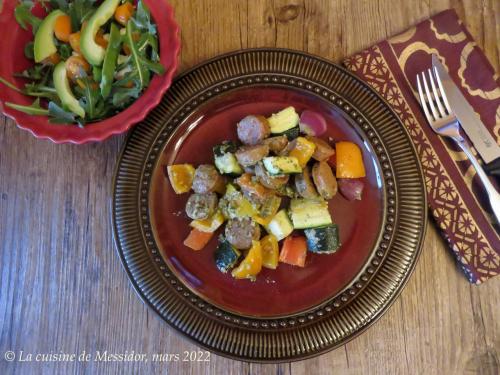 Saucisses italiennes et légumes sur plaque + de Messidor | Photo de Messidor