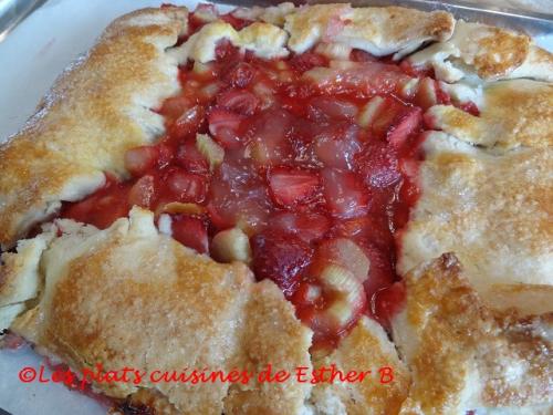 Tarte rustique fraises et rhubarbe de Esther B | Photo de Estherb