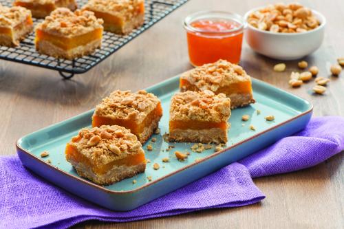 Barres de crumble à l'avoine garnies de beurre d'arachide et d'abricot de Edition Nouvelles | Photo de Edition nouvelles