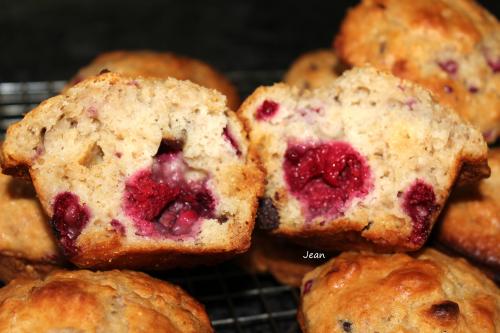 Muffins au gruau, framboises et deux chocolats de Nell | Photo de Nell