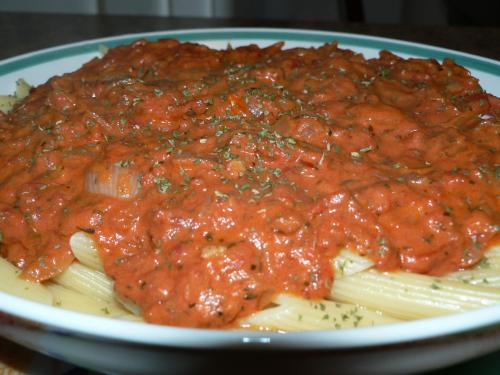 Penne sauce crémeuse aux tomates de mandoline de Baddy | Photo de Baddy