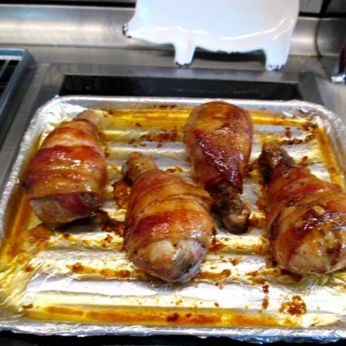 Pilons de poulet enrobés de bacon de Louise B. | Photo de Louise b.