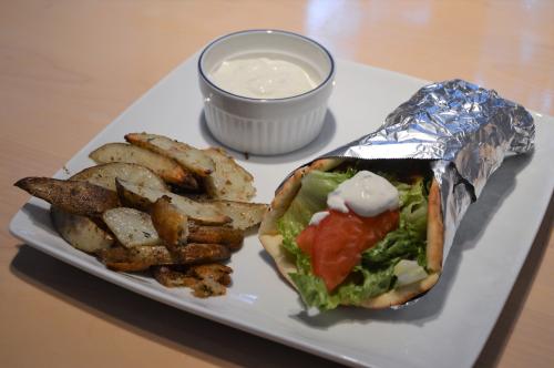 Pita souvlaki de porc et sauce tzatziki de Mireille | Photo de Mireille