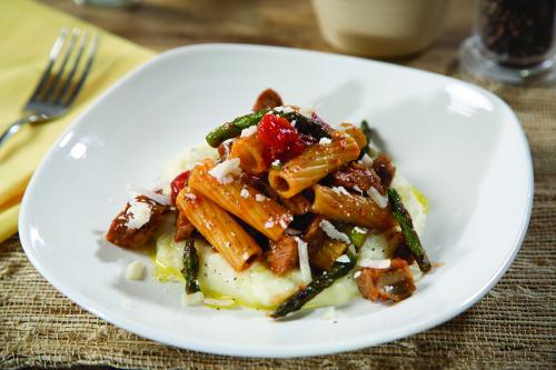 Rigatoni barilla avec des côtes levées au barbecue et des asperges grillées de Edition Nouvelles | Photo de Edition nouvelles