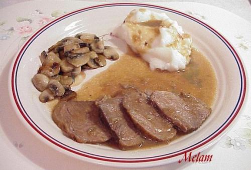 Rôti de boeuf classique oignons-champignons à la mijoteuse | Photo de Melam