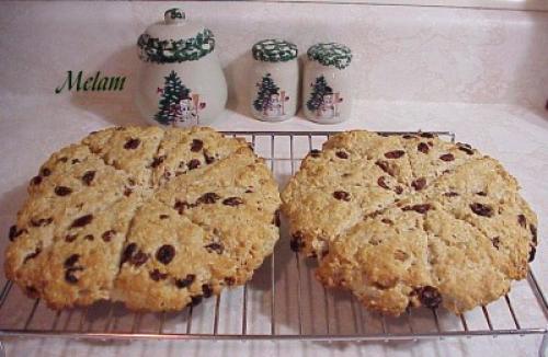 Scrone au gruau avec des raisins et des noix de grace | Photo de Melam