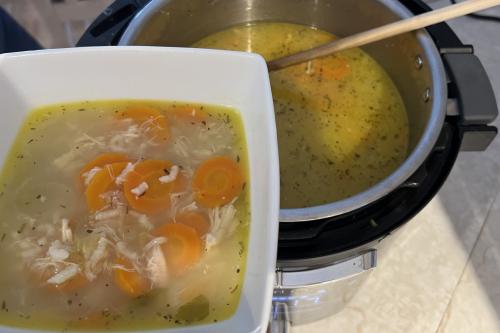 Soupe au poulet, riz et légumes avec cuisses de poulet à l'instant pot de Mireille | Photo de Mireille