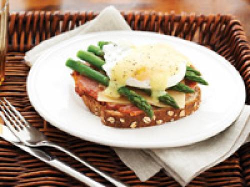 œufs bénédictine avec pain aux grains historiques et asperges de Edition Nouvelles | Photo de Edition nouvelles