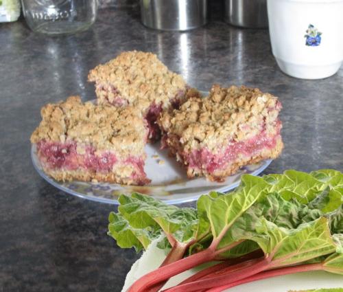 Carré à la rhubarbe, framboises et amandes de Sukie | Photo de Sukie