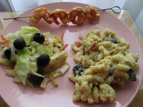 Macaroni au bacon, fromage, légumes et olives noires de Corralou | Photo de Corralou