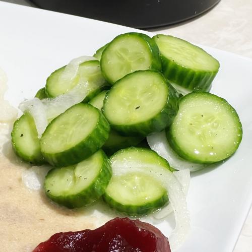 Salade de concombre ou salade verte pour accompagner les boulettes de viande suédoises de Mireille | Photo de Mireille