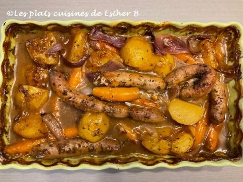 Saucisses en sauce, cuites au four avec légumes et pommes de terre de Estherb | Photo de Estherb