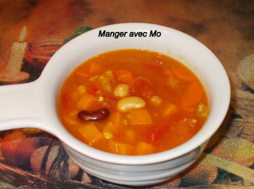 Soupe-repas aux légumineuses et au curcuma de Manger Avec Mo | Photo de Manger avec mo