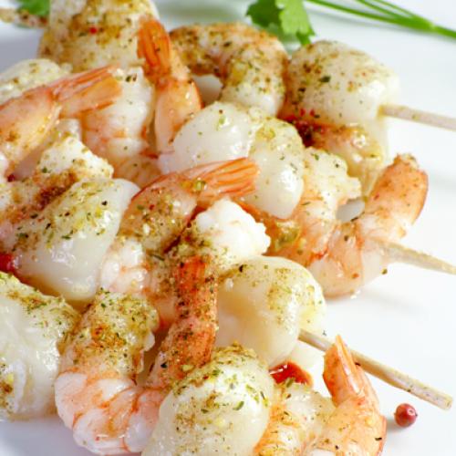 Brochettes de crevettes et de pétoncles à l'érable et à l'orange | Photo de PassionRecettes