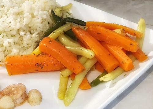 Carottes et haricots verts à la vapeur | Photo de Mireille