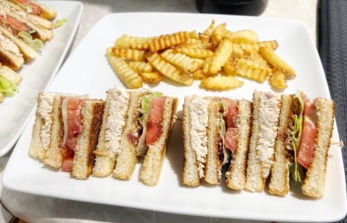 Club sandwich au poulet comme chez johnny de Mireille | Photo de Mireille