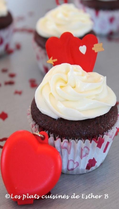 Cupcakes en velours rouge avec glaçage au fromage à la crème à la vanille (joyeuse st-valentin!) de Esther B | Photo de Estherb