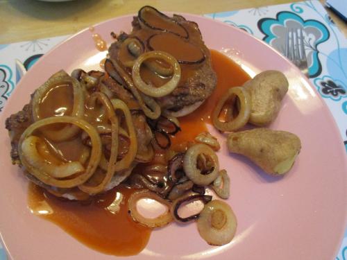 Hamburgersteak sur pain et oignons caramélisés de Corralou | Photo de Corralou