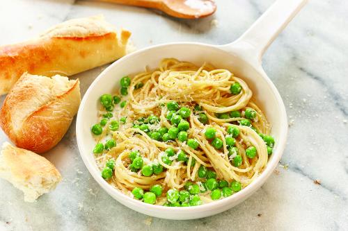 Pâtes alfredo avec petits pois de Edition Nouvelles | Photo de Edition nouvelles